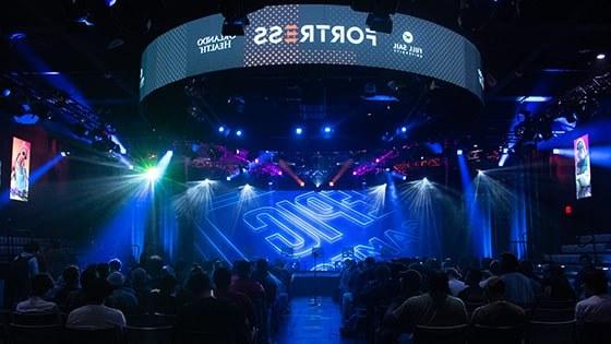 奥兰多OG官网健康堡垒舞台上的大LED屏幕上有Epic 游戏的标志.