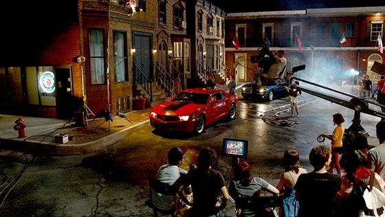 晚上，满帆大学的外景场地挤满了拍摄两辆肌肉车的电影制作人员, 一个红的，一个黑的.